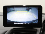 【バックカメラ】シフトを「R」の位置に入れると、自動的に画面がカメラ映像に切り替わり後方の視界をサポートする必須装備です!