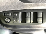 【電動格納ミラー】サイドミラーは電動格納式となっており、狭い駐車場でもキズがつくリスクを抑えられます。
