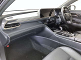 高いホールド性で運転姿勢が安定します。長距離ドライブでも疲れにくいのが魅力です。快適なドライビングライフをお送りください♪