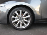 18インチ純正アルミホイールを装備。タイヤサイズは215/45R18となります。