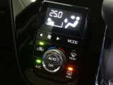 【オートエアコン】車内温度を感知して自動で温度調整をしてくれるのでいつでも快適な車内空間を創り上げます!どの席に座っても快適なドライブが楽しめます♪
