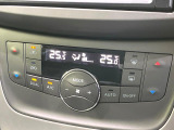 【左右独立型フルオートエアコン】運転席と助手席でそれぞれお好みの温度に設定可能。同乗者にも配慮した、快適な空調をお届け致します。