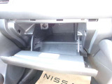 車検証ブックや小物などが収納できるスペースがあります。