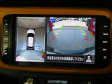 ギアを『R』に入れるとナビ画面に、まるで雲の上から覗いているような映像が映り、駐車をサポートしてくれます。