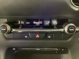 温度の設定のみで快適な風量やモードなどを自動調整してくれるフルオートエアコンを装備!