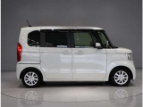 後ろは両側スライドドア(片側電動タイプ)のお車ですので、狭いスペースでも乗り降りしやすいです。
