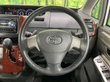 【純正革巻きステアリング】上質な革を使用することで、手にしっかり馴染みとても運転しやすいハンドルです♪