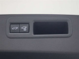 運転席およびバックドアのスイッチ、または電子キーの操作で、バックドアの自動開閉や一時停止が行えます。手動で閉める場合には、イージークローザーが機能し、しっかり閉じるようサポートします。