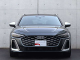 ●一目でAudiとわかる特徴的なシングルフレームグリル・LEDランプ。精悍なフロントマスクからAudiのスマートで上品なブランドを連想させてくれます。女性にも大変ご好評頂いております。