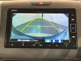 リバースギアに入れるだけで後方の表示へ切り替わります。夜間や雨の日の駐車も楽になりますよ。