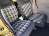 セカンドシートです!!ベンチシートになってますので、お二人の乗車ですとゆったり座って頂けますよ!!