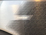 【BOSEサウンドシステム】メーカーオプションの高品位サウンドシステムを搭載。専用のチューニングが施された大小様々なスピーカーから良質なサウンドが奏でられ、臨場感あふれる音響空間を演出します。