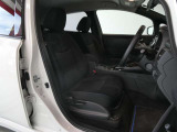運転席はほどよくホールド感のある形状をしておりますので、運転がしやすいです。