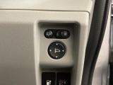 ハンドルの右側に電動格納付きパワーミラーの操作スイッチがついています。左右のサイドミラーの角度調節も微調整ができて便利です。