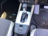 運転席周辺のスマートなレイアウトが、操作のしやすさを実現。快適なドライブをサポートします。手元で操作ができる、電子制御パーキングブレーキ。