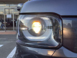 【LED・HIDヘッドライト】 ハロゲンヘッドライトに比べて大光量で、遠方視認性を向上させてくれる為、悪天候や夜間の運転をより安全にサポートしてくれます
