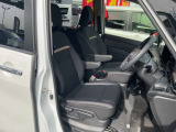 運転席です。高い天井で乗り降りも楽々。ガラスエリアも広く見晴らしのいい運転席です。