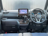 運転席周りになります。内装色はブラックです。