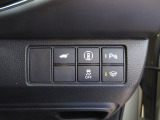 パワーテールゲートの開閉、パーキングセンサーや横滑りを防ぐVSA等のスイッチ類は運転席の右側、手の届きやすい位置にあります。