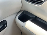 乗車中にホッと一息、ドリンクホルダーもありますよ!