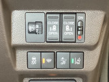 両側電動スライドドアは運転席から操作ができるよう、操作スイッチが付いています。その横にはヘットライトリベライザーのスイッチがついています。道路状況や積荷の加重に応じてライトの高さを調節できます。