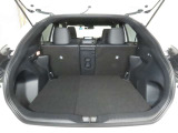 便利な6:4分割可倒式シートです。収納と乗車人数のバランスに優れています♪荷物の大きさに応じたラゲージスペースをフレキシブルに作り出せるので、シーンに応じた使い方ができます♪