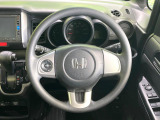 インテリアに合わせたデザインのステアリングは、運転される方のことも考え、運転しやすい形状、大きさです。是非一度、実際に触ってお確かめください。
