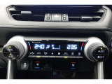 ★運転席と助手席でそれぞれお好みに合わせて温度設定が行えるフルオートエアコンです。外気温や室温、日射量を感知し、吹き出し温度、風量を緻密に制御します