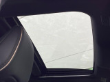 【ムーンルーフ】開放感たっぷりの希少装備、ムーンルーフが装着されています!車内に明かりを取り入れたり景色を楽しむ以外にも、車内の空気も簡単に換気できて快適です!