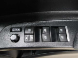 運転席から左右のドアミラーの開閉が可能です♪駐車場でのドアミラーの折り畳みが簡単です♪