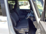 【ベンチシート】運転席と助手席の移動もスムーズ!狭い駐車場での乗り降りや、お子様の乗り降りにも便利です。座席の間にコンソールボックスやドリンクホルダーがないため、車内空間が広く感じます。