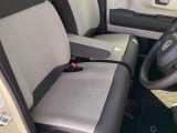 フロントシートです!!ベンチシートなので座席の移動もスムーズに出来ます!!足元も広く運転も楽ですよ!!
