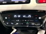 【オートエアコン】一度お好みの温度に設定すれば、車内の温度を検知し風量や温度を自動で調整。暑い&hellip;寒い&hellip;と何度もスイッチ操作をする必要はありません。快適な車内空間には必須の機能ですね♪