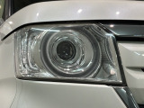 LEDヘッドライトは、点灯の瞬間から最大光量を発揮し、突然暗くなるトンネルなどでの安定感を高めます。