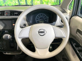 インテリアに合わせたデザインのステアリングは、運転される方のことも考え、運転しやすい形状、大きさです。是非一度、実際に触ってお確かめください。