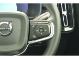 ステアリングの右側スイッチでは、オーディオのボリューム操作や車両の燃費情報を確認できます。