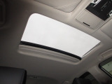 サンルーフ付きです。昼は気持ちよい風を取り入れたり、シェードを開けておくことにより車内が明るくなります。夜はシートを倒せば流れ星が流れたり星がたくさん見えるかも・・わくわくする装備ですね!