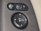 【電動格納ミラー】運転席のスイッチで、ドアミラーの開閉や角度の調整ができます。