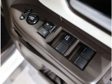 ドア内側、手の届きやすい位置にドアガラスの開閉スイッチ(パワーウインドウ)があります。運転席にはいたずら防止のためのロック付!