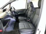 運転席周りのレイアウトをご覧ください。ナビゲーションが綺麗に装着されすっきり収まってますね!