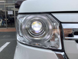 【LED・HIDヘッドライト】 ハロゲンヘッドライトに比べて大光量で、遠方視認性を向上させてくれる為、悪天候や夜間の運転をより安全にサポートしてくれます