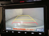 車庫入れや後方操作をサポート!苦手な駐車も安心のバックモニター付きです♪ガイド線も表示されますので、どこまで下がれば良いか目安にもなります☆