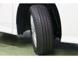 タイヤサイズ 205/60R16。スポーティなデザインの純正アルミホイールを装着しています。
