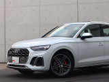 ●Audiが最初に採用したLEDポジショニングランプ。シャープなラインで昼間でも点けていたいと思うほど上品でオシャレです。夜間走行時はさらに目立ちます!