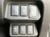安全装備に関するボタンは運転席周りにまとめて設置されています