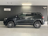 台形ホイールアーチはJeep伝統のデザインです。採用している理由は諸説ありますが、オフロードを走行する際にタイヤとボディが干渉しあわないよう配慮した作りにするためとなります。