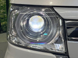 【LEDヘッドライト】悪天候や夜間走行時も良好な視界を確保し安心して運転できる高輝度LEDヘッドライトを装備!点灯速度が早く、消費電力も抑えられています。