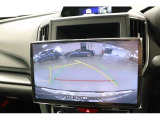 シフトをバックに入れれば、自動的に後方の映像がナビ画面に映し出されます。後方視界を確保するリヤビューカメラ。車庫入れ時などにとても便利です。
