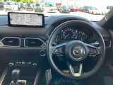 人間工学を駆使して設計された運転席周りのデザインで、ドライビングポジションも取り易く、快適な運転を楽しんでもらえます。