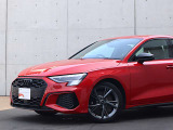 ●Audiが最初に採用したLEDポジショニングランプ。シャープなラインで昼間でも点けていたいと思うほど上品でオシャレです。夜間走行時はさらに目立ちます!